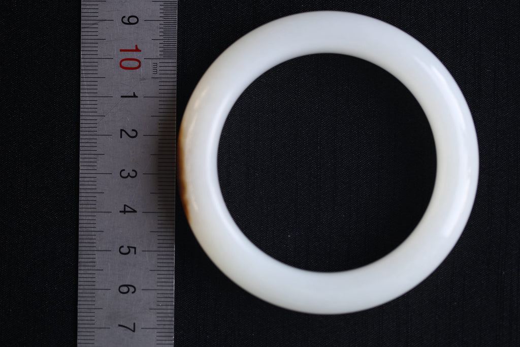 ATELIER 001 · Suet White — nephrite jade round bangle, detail