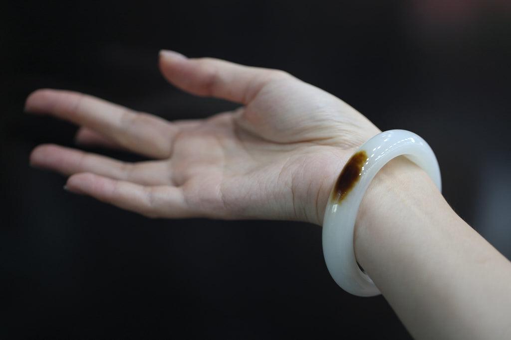 ATELIER 001 · Suet White — nephrite jade round bangle, on the hand