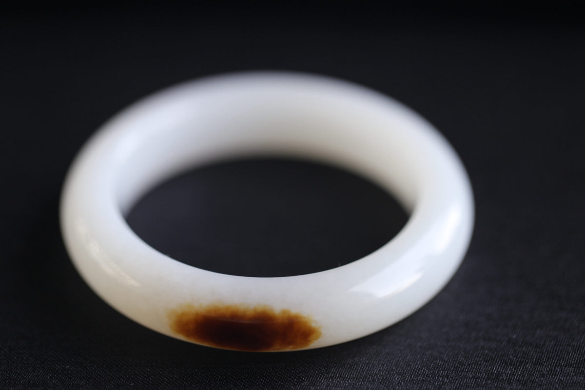 ATELIER 001 · Suet White — nephrite jade round bangle, setting detail