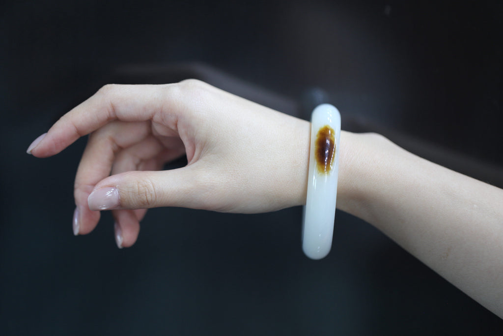 ATELIER 001 · Suet White — nephrite jade round bangle, on the model
