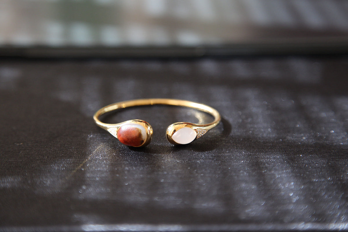 ATELIER 004 · Caramel — nephrite jade bangle, front