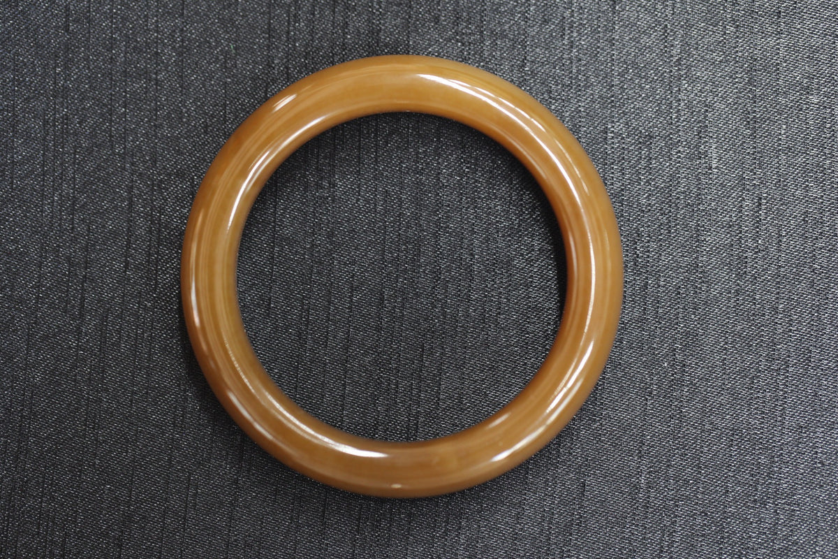 ATELIER 007 · Caramel — nephrite jade bangle, front