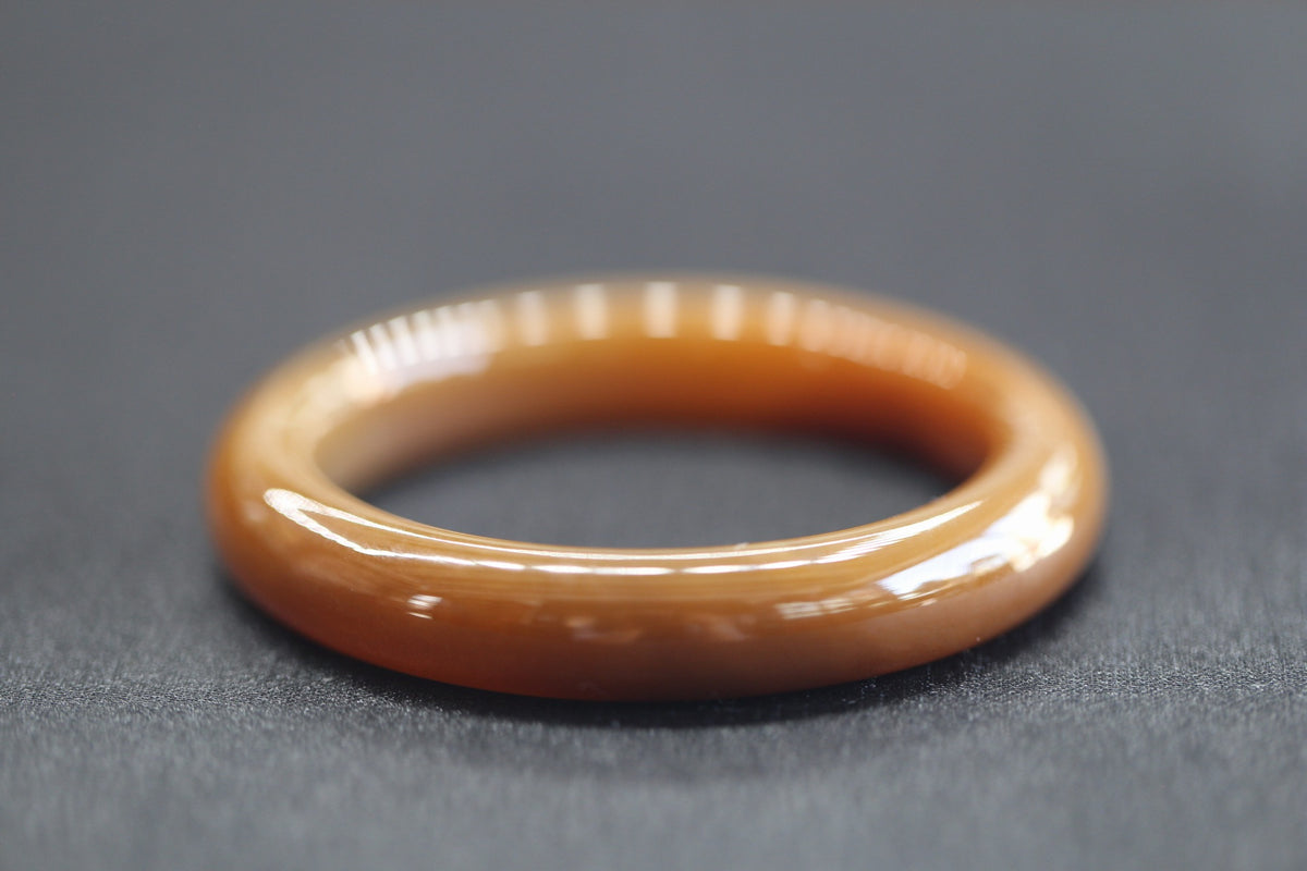 ATELIER 007 · Caramel — nephrite jade bangle, detail