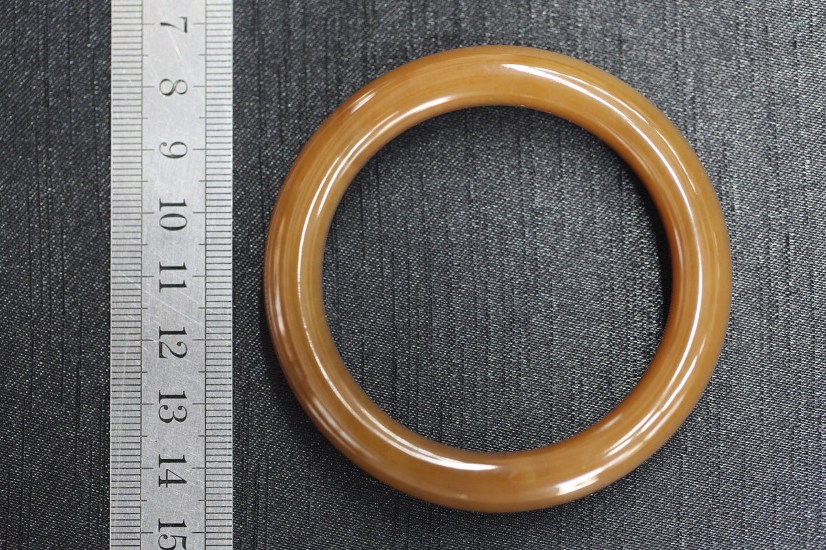 ATELIER 007 · Caramel — nephrite jade bangle, size reference