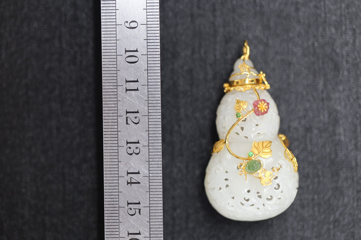 ATELIER 011 · Suet White — nephrite jade carving, size reference