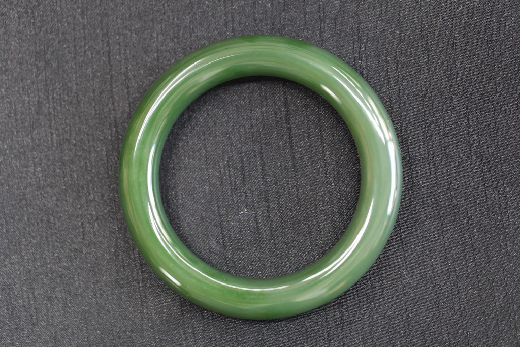 ATELIER 013 · Spinach Green — nephrite jade round bangle, front