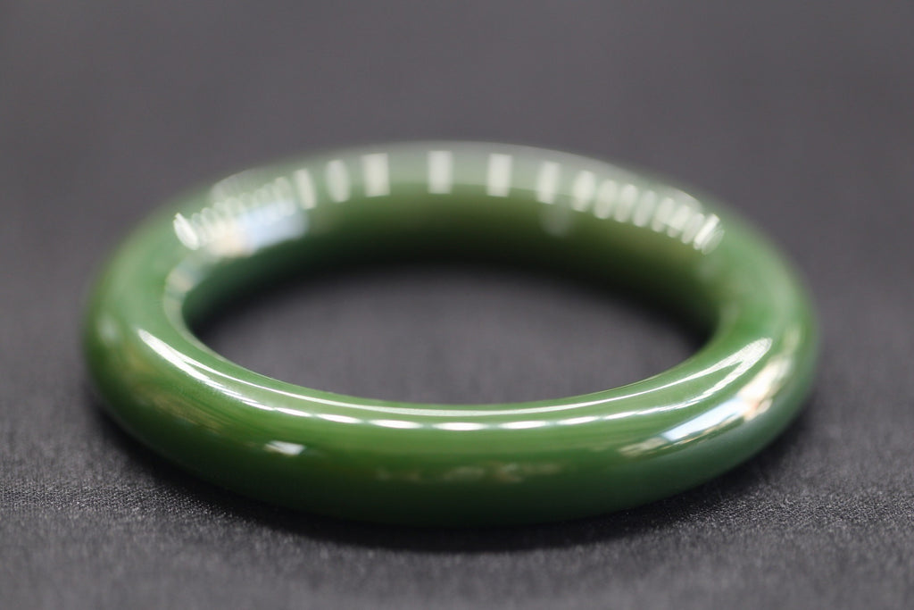 ATELIER 013 · Spinach Green — nephrite jade round bangle, detail