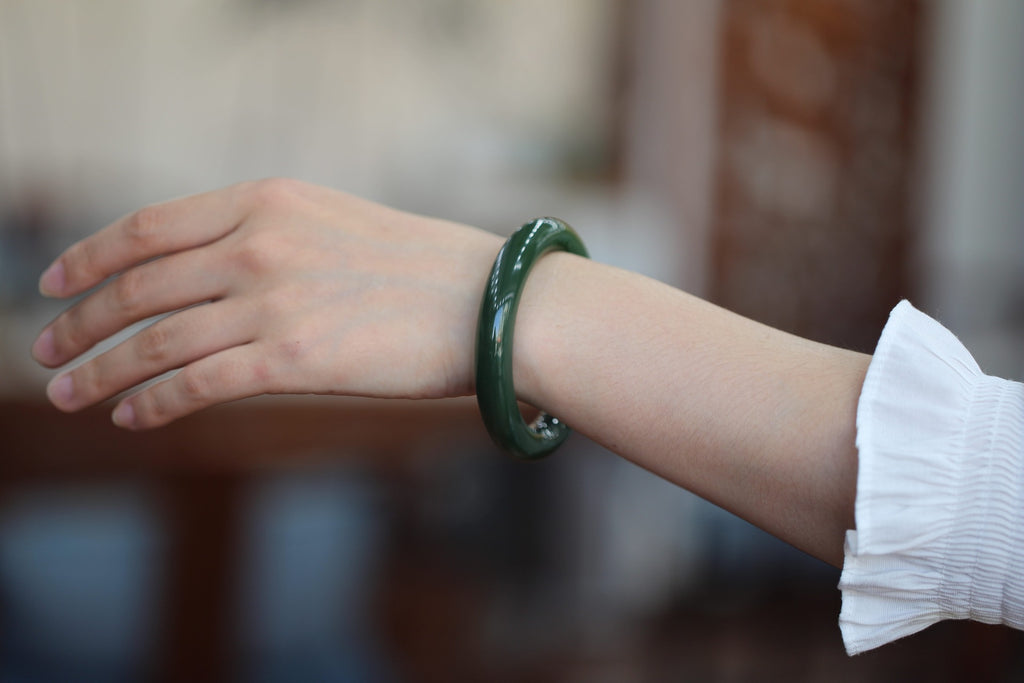 ATELIER 013 · Spinach Green — nephrite jade round bangle, on the hand