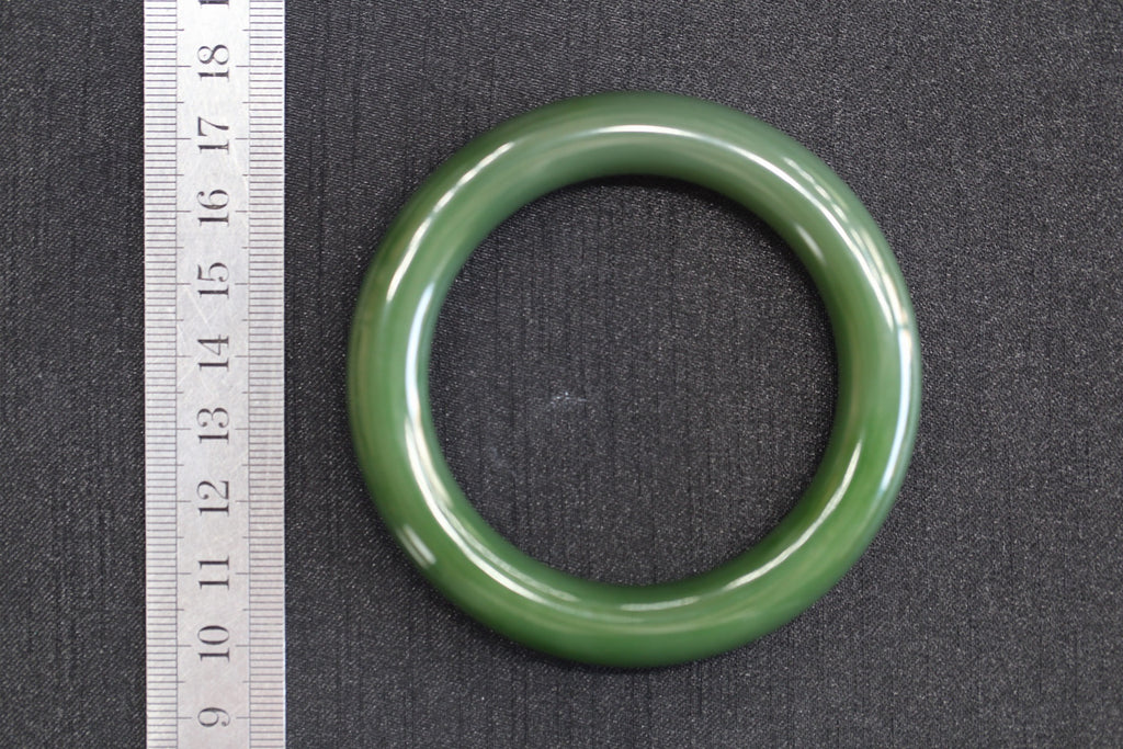 ATELIER 013 · Spinach Green — nephrite jade round bangle, size reference