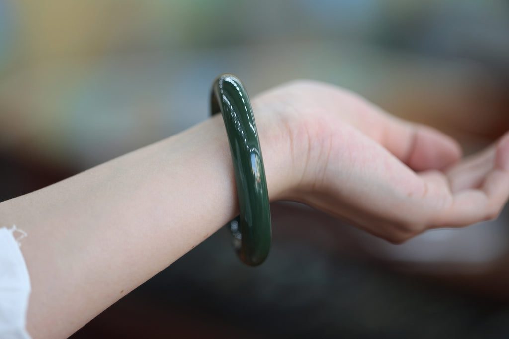 ATELIER 013 · Spinach Green — nephrite jade round bangle, on the wrist