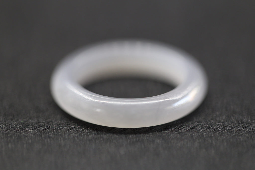 ATELIER 017 · Smoky Lilac — nephrite jade ring, close view
