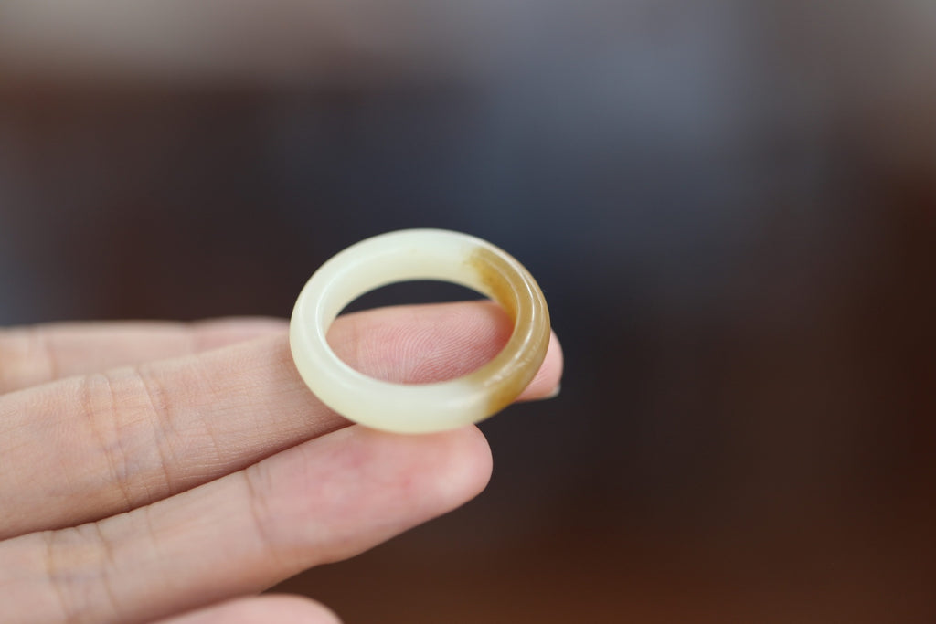 ATELIER 018 · Multi-Colour — nephrite jade ring, close view