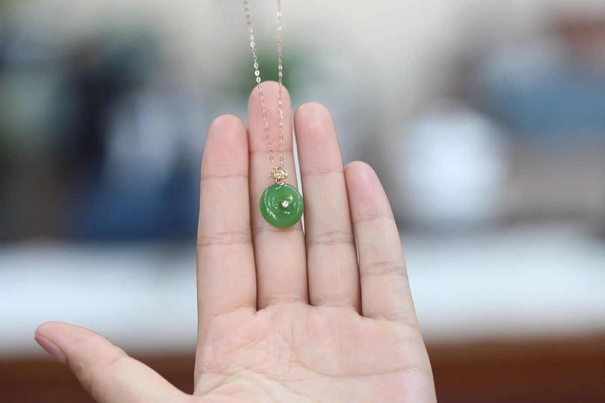 ATELIER 020 · Willow Green — nephrite jade necklace, in the hand