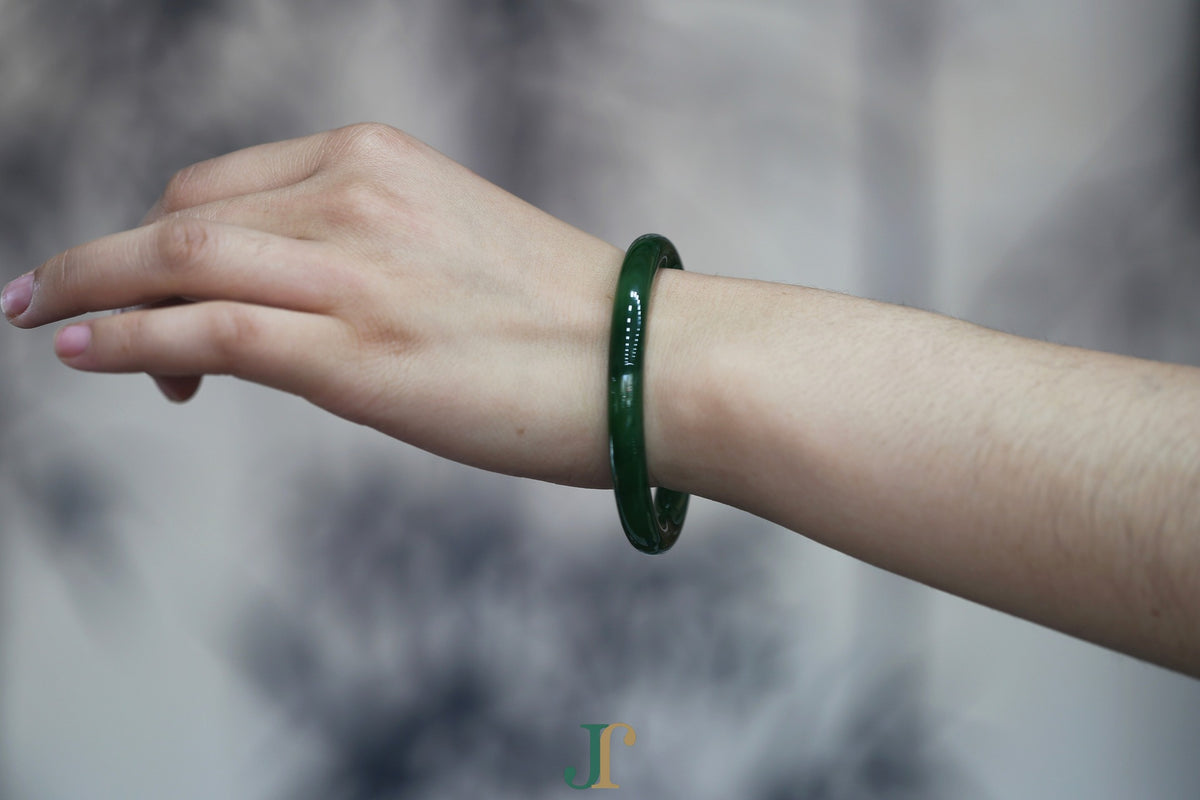 ATELIER 027 · Spinach Green — nephrite jade round bangle, on the wrist