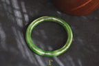 ATELIER 027 · Spinach Green — nephrite jade round bangle, angled view