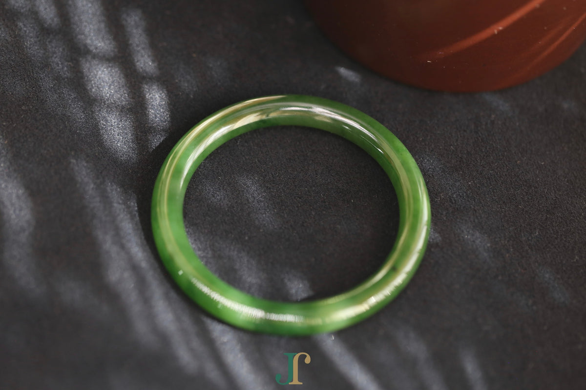 ATELIER 027 · Spinach Green — nephrite jade round bangle, angled view