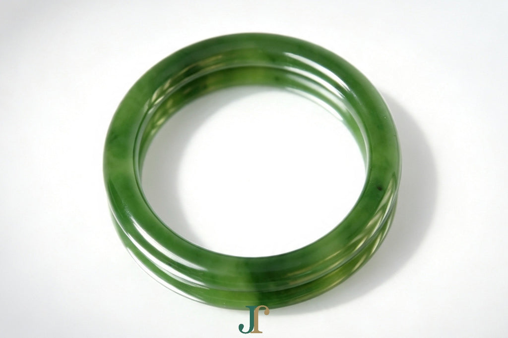 ATELIER 027 · Spinach Green — nephrite jade round bangle, side view