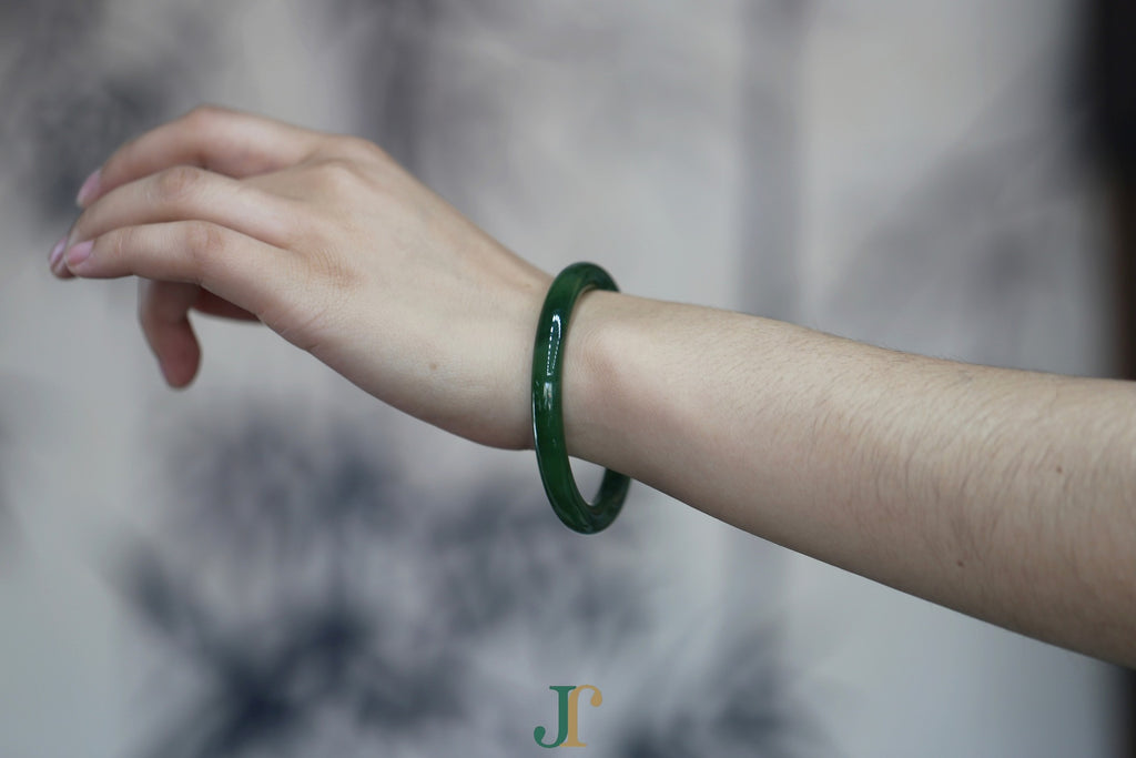 ATELIER 027 · Spinach Green — nephrite jade round bangle, on the model