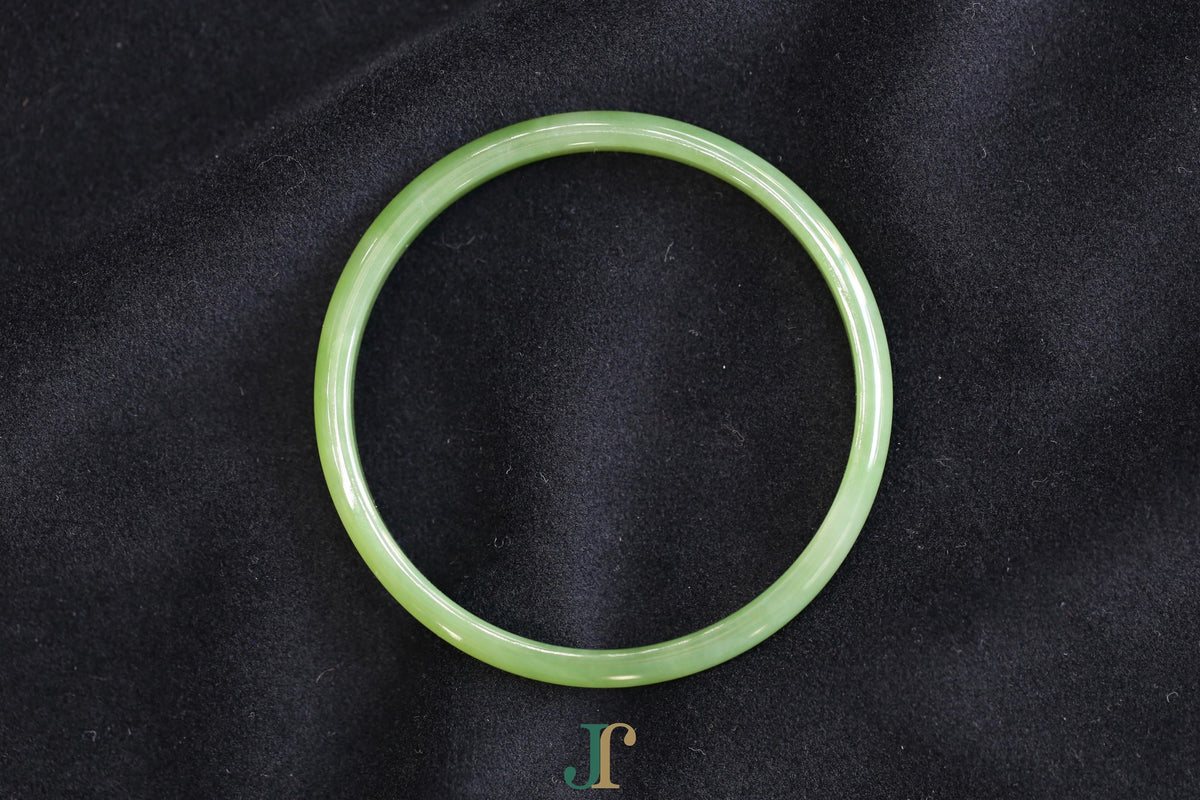 ATELIER 028 · Willow Green — nephrite jade round bangle, front