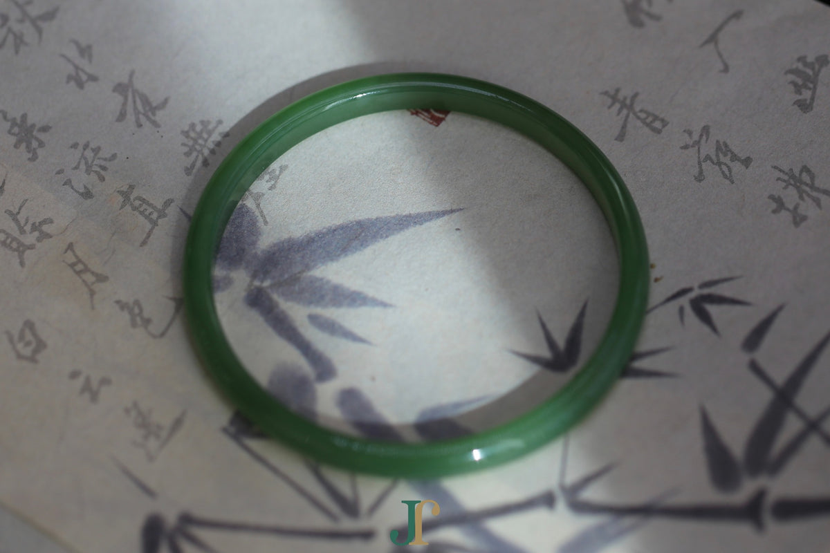 ATELIER 028 · Willow Green — nephrite jade round bangle, flat lay