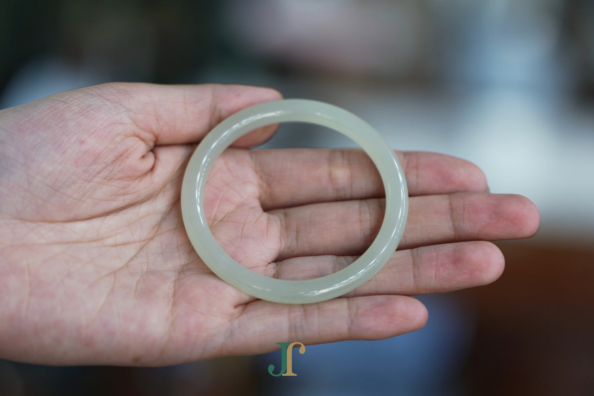 ATELIER 029 · Willow Green — nephrite jade round bangle, in the hand