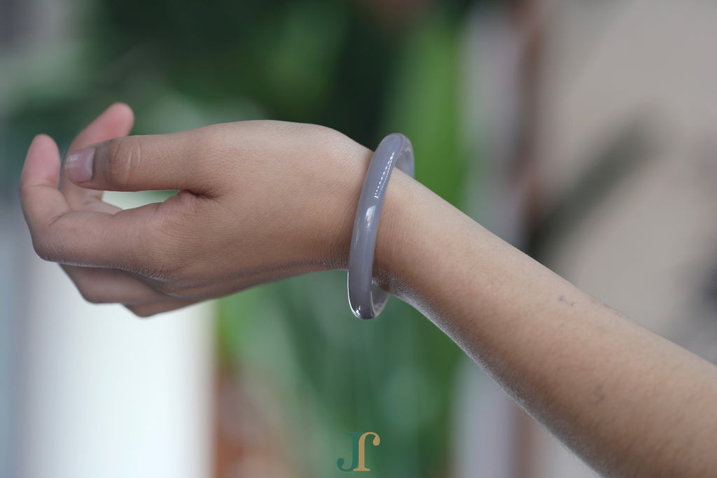 ATELIER 030 · Smoky Lilac — nephrite jade round bangle, on the model
