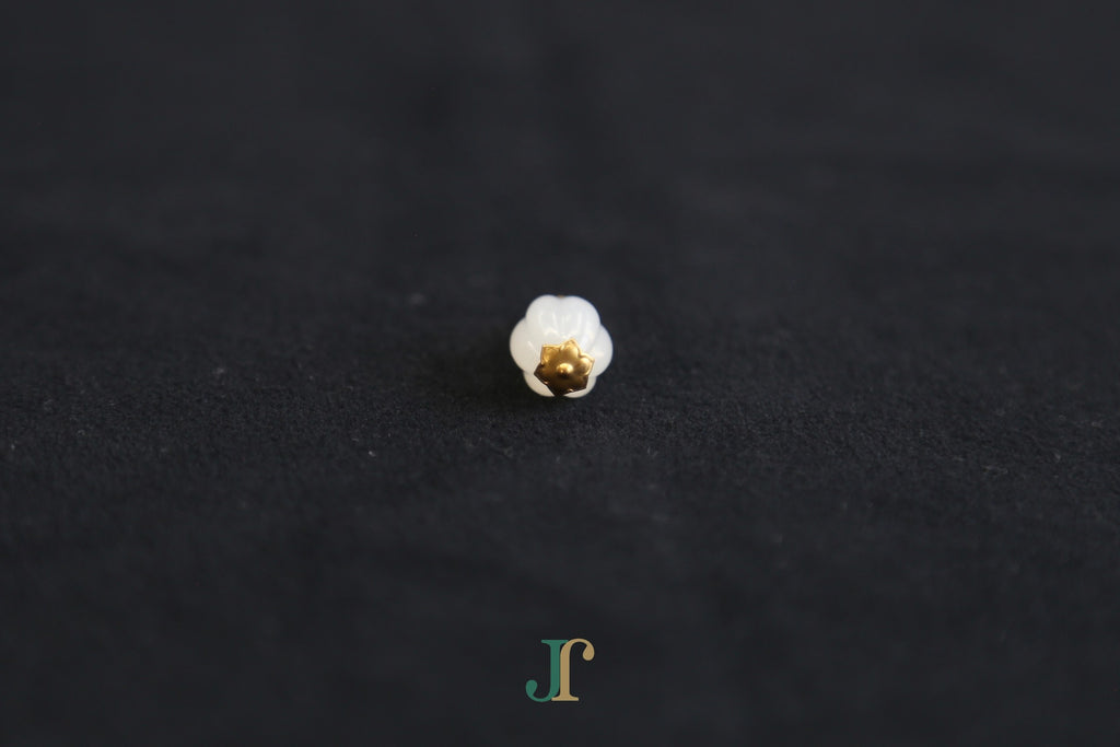 ATELIER 031 · Suet White — nephrite jade necklace, end view