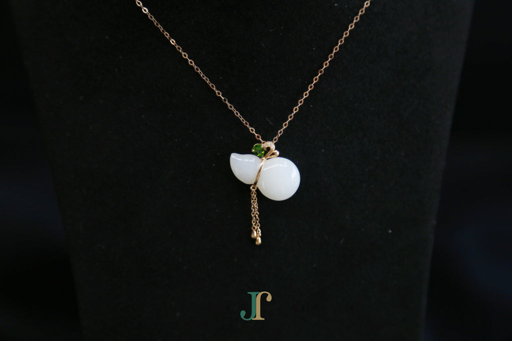ATELIER 032 · Suet White — nephrite jade necklace, detail