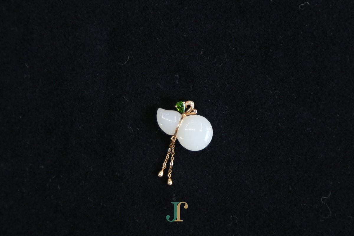 ATELIER 032 · Suet White — nephrite jade necklace, flat lay