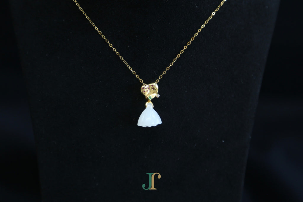 ATELIER 033 · Suet White — nephrite jade pendant, detail