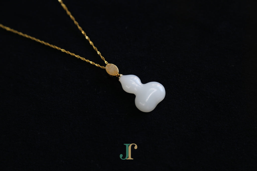 ATELIER 041 · Suet White — nephrite jade pendant, detail