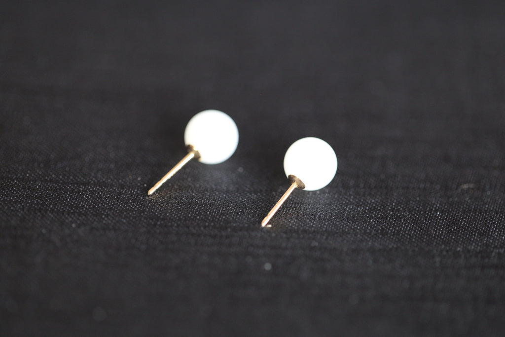 GAIA Luna 8 · Suet White — nephrite jade earrings, setting detail