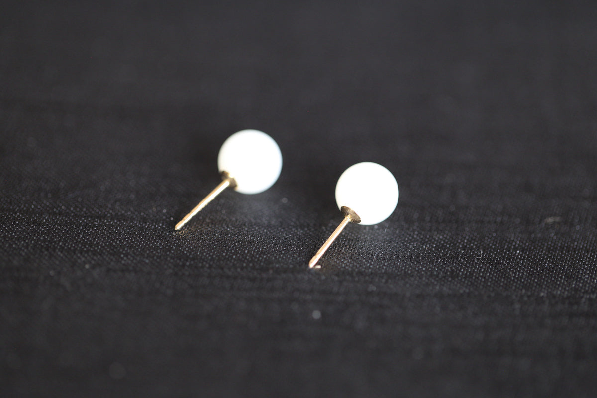GAIA Luna 8 · Suet White — nephrite jade earrings, setting detail