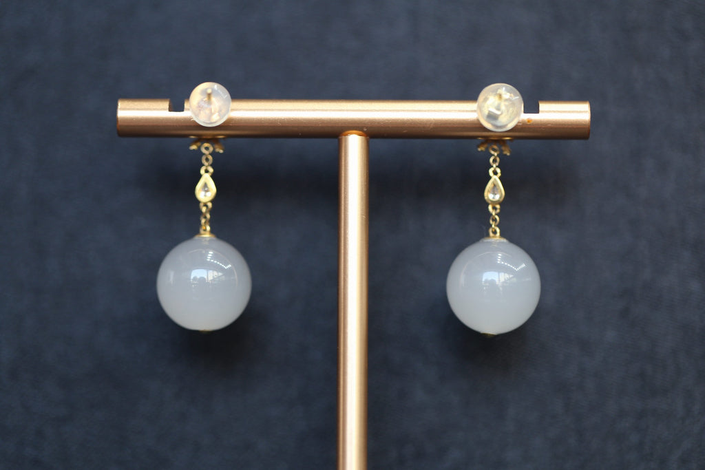 GAIA Snow 10 · Smoky Lilac — nephrite jade earrings, close view