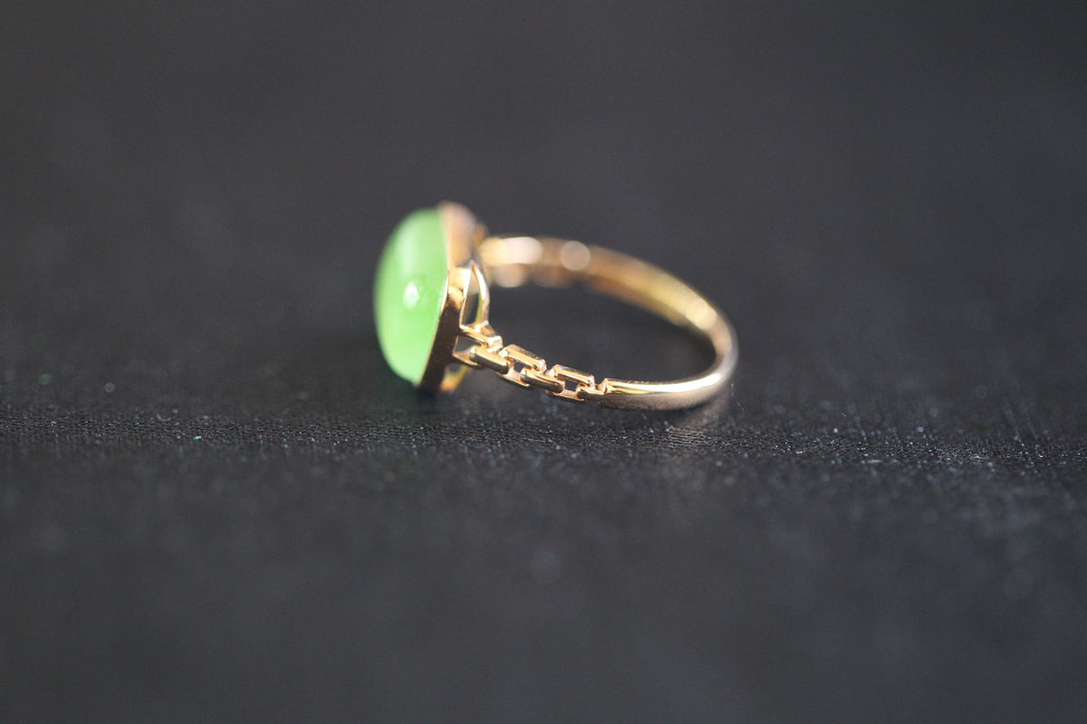 GALET 001 · Willow Green — nephrite jade ring, detail