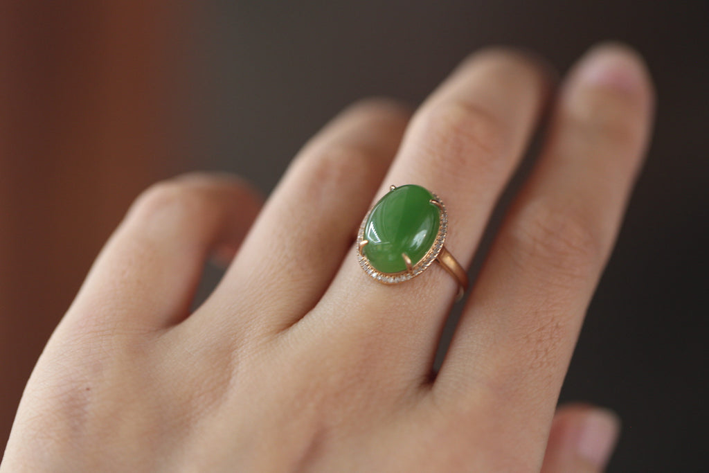 GALET 002 · Willow Green — nephrite jade ring, detail