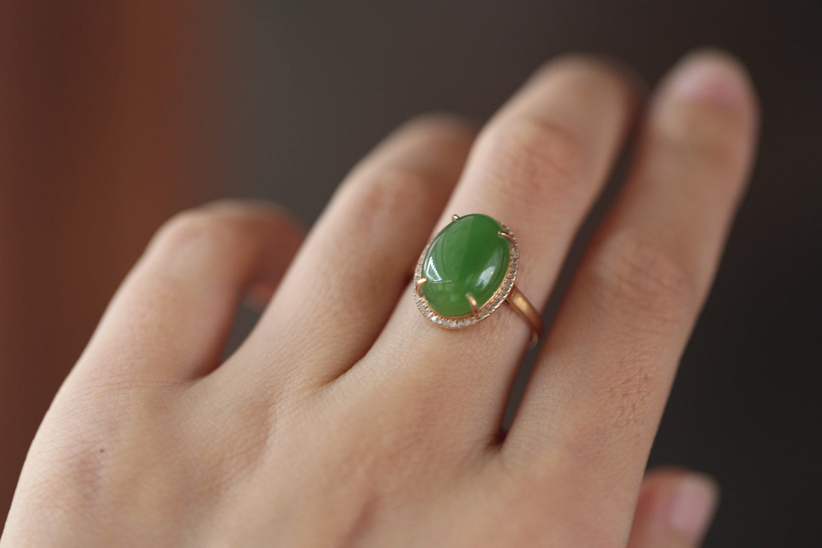 GALET 002 · Willow Green — nephrite jade ring, detail