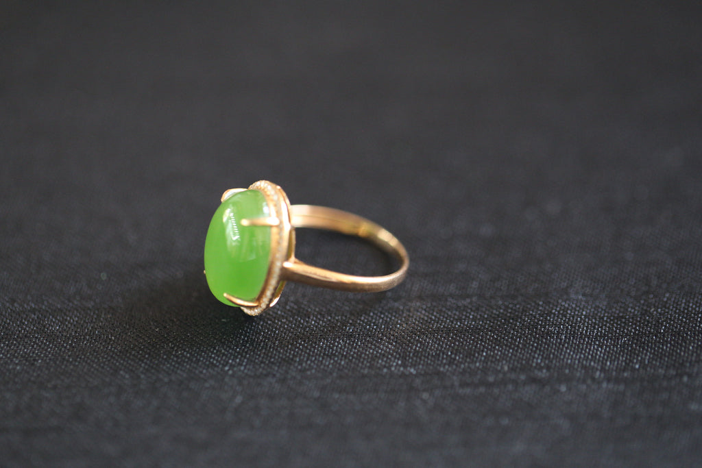 GALET 002 · Willow Green — nephrite jade ring, setting detail