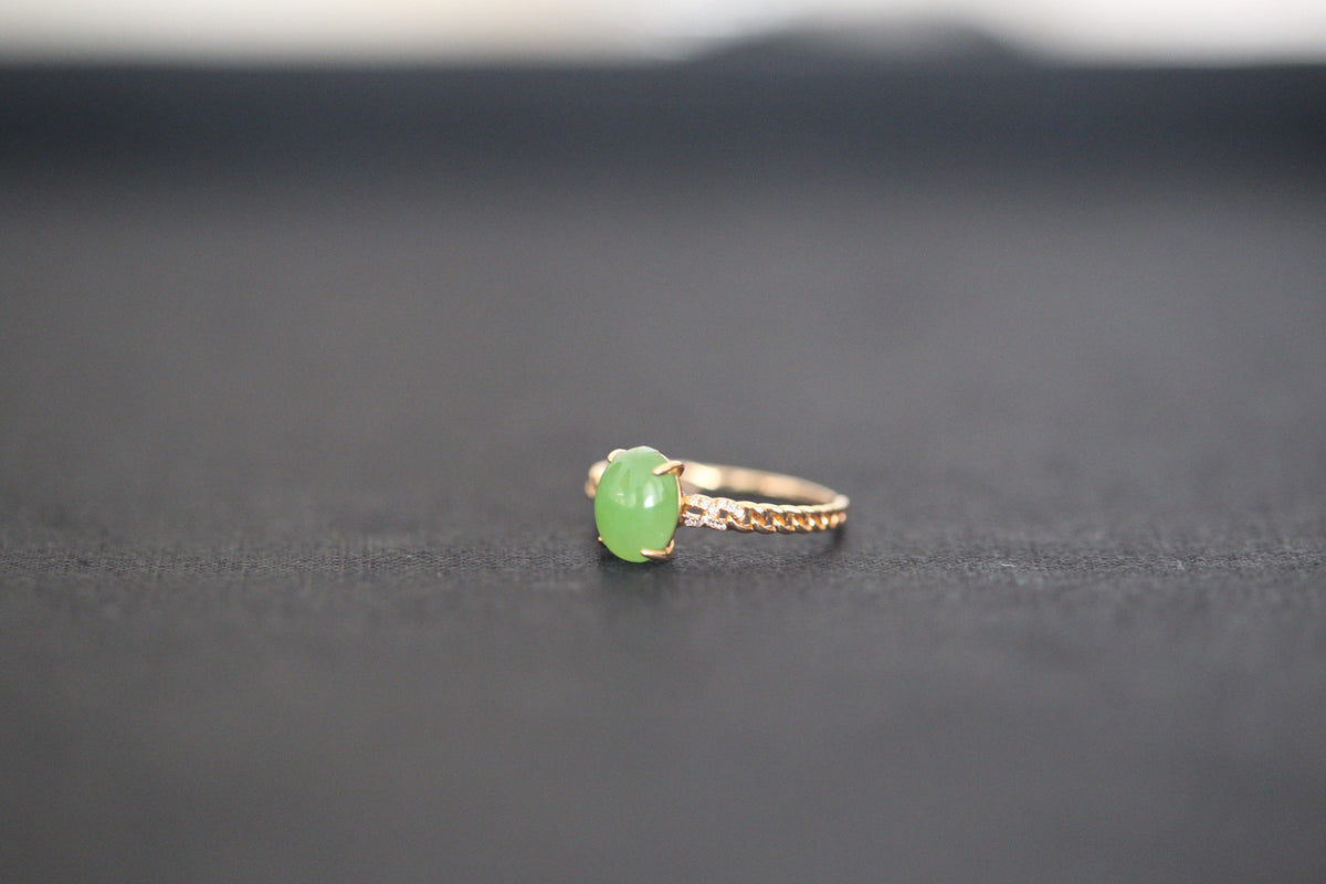 GALET 004 · Willow Green — nephrite jade ring, detail