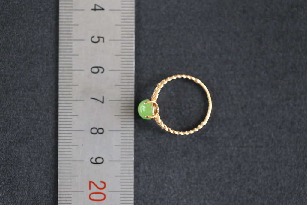 GALET 004 · Willow Green — nephrite jade ring, size reference