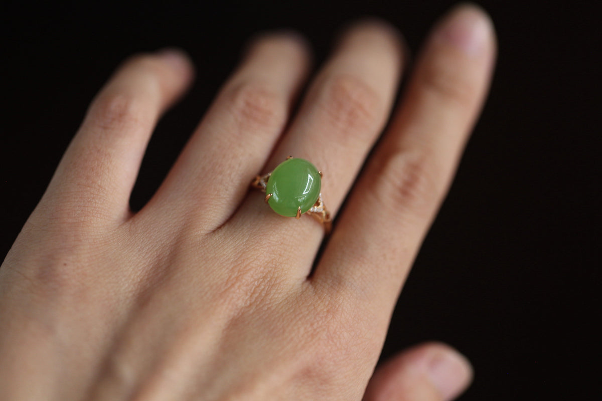 GALET 005 · Willow Green — nephrite jade ring, on the hand