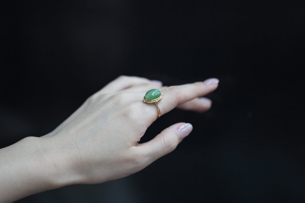 GALET 008 · Cat's Eye — nephrite jade ring, on the hand