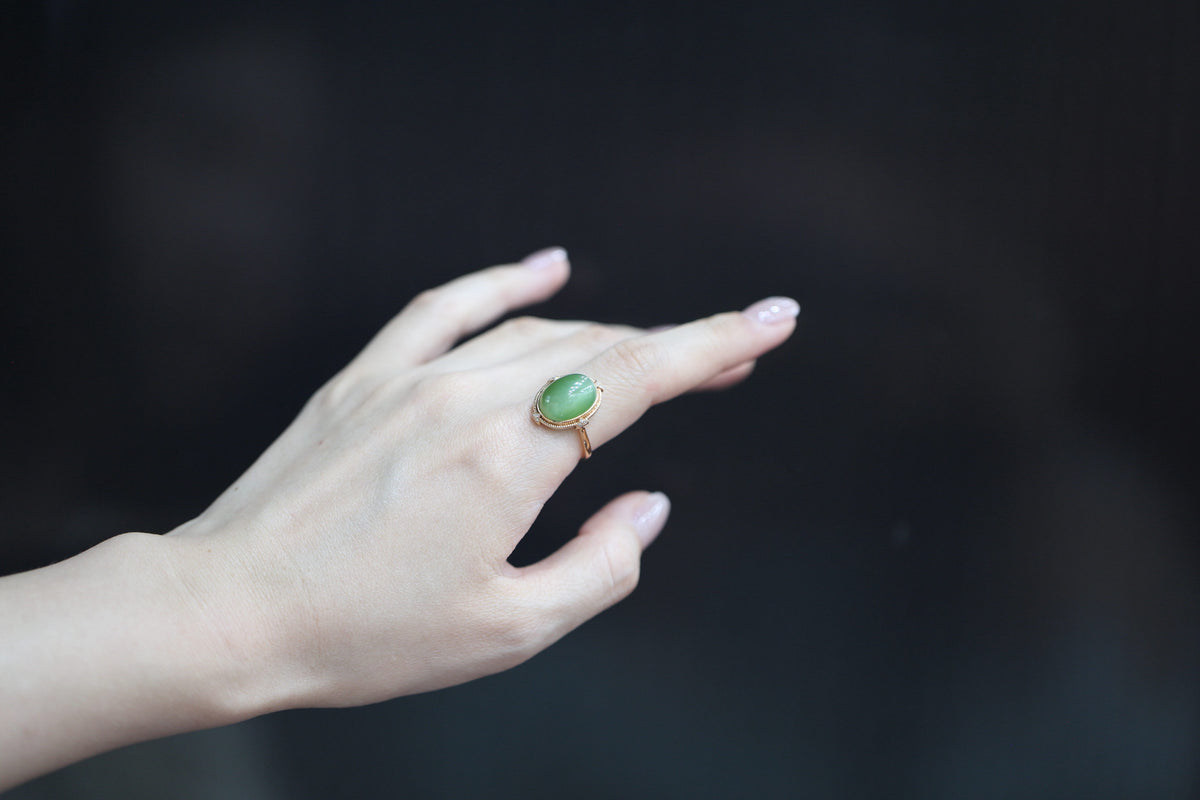 GALET 008 · Cat's Eye — nephrite jade ring, on the model