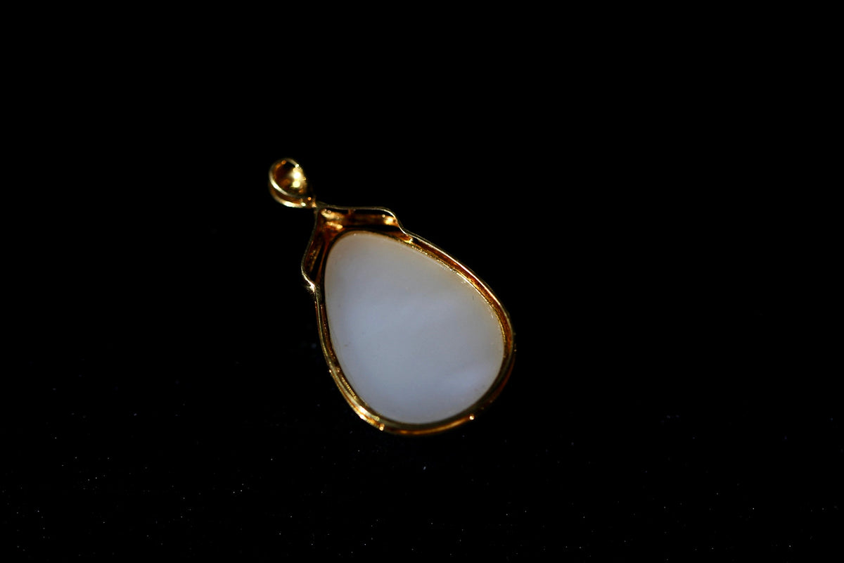 GALET 009 · Suet White — nephrite jade pendant, front