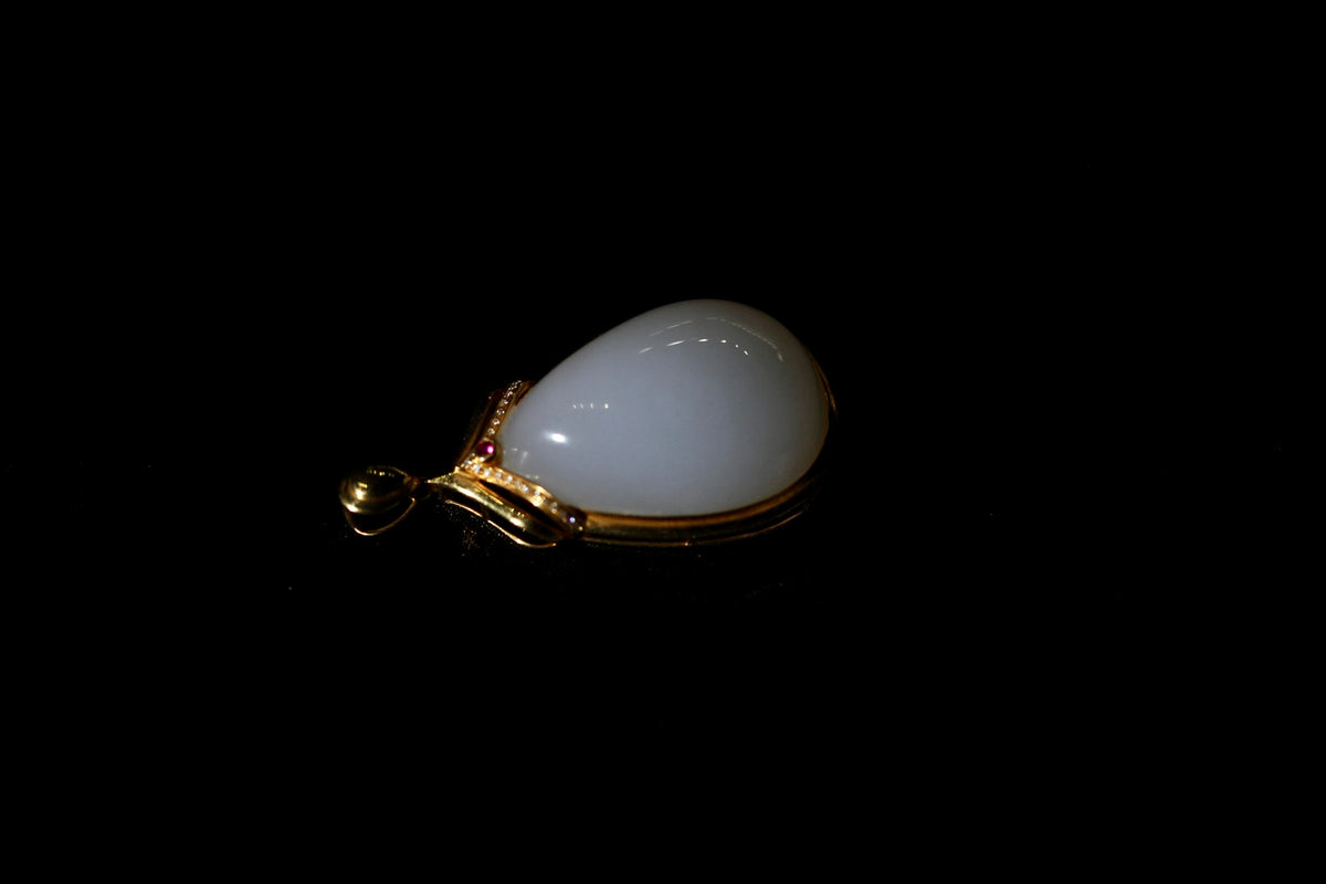 GALET 009 · Suet White — nephrite jade pendant, setting detail