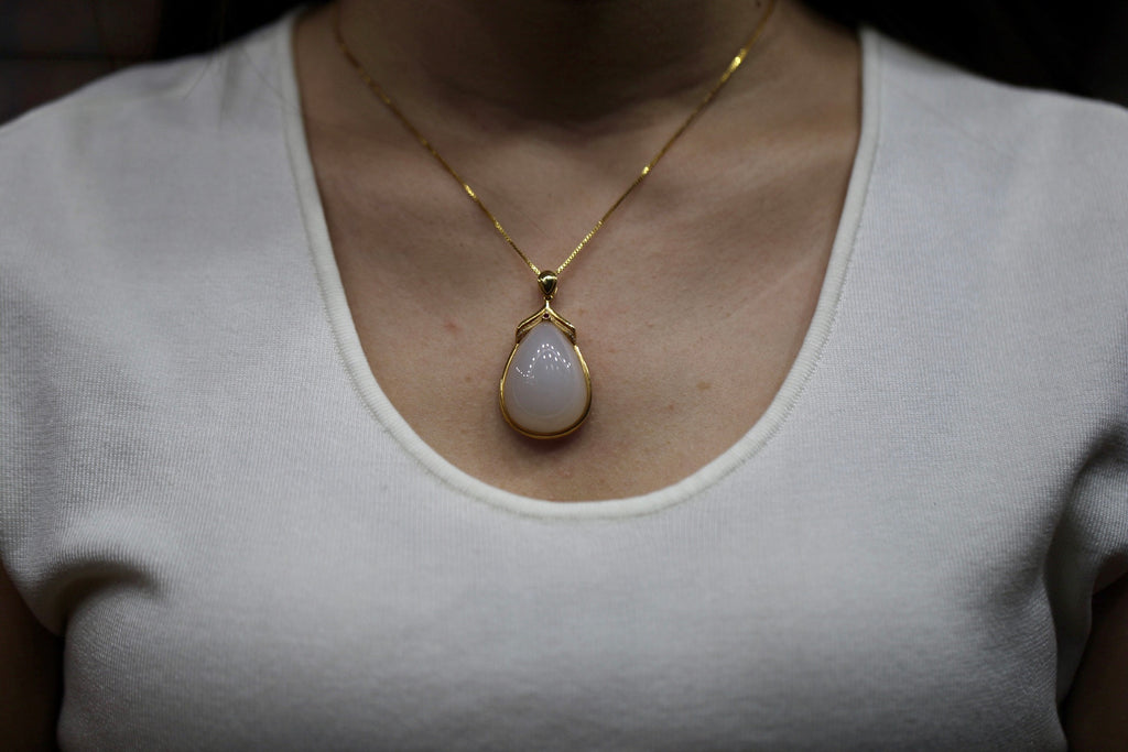 GALET 009 · Suet White — nephrite jade pendant, size reference