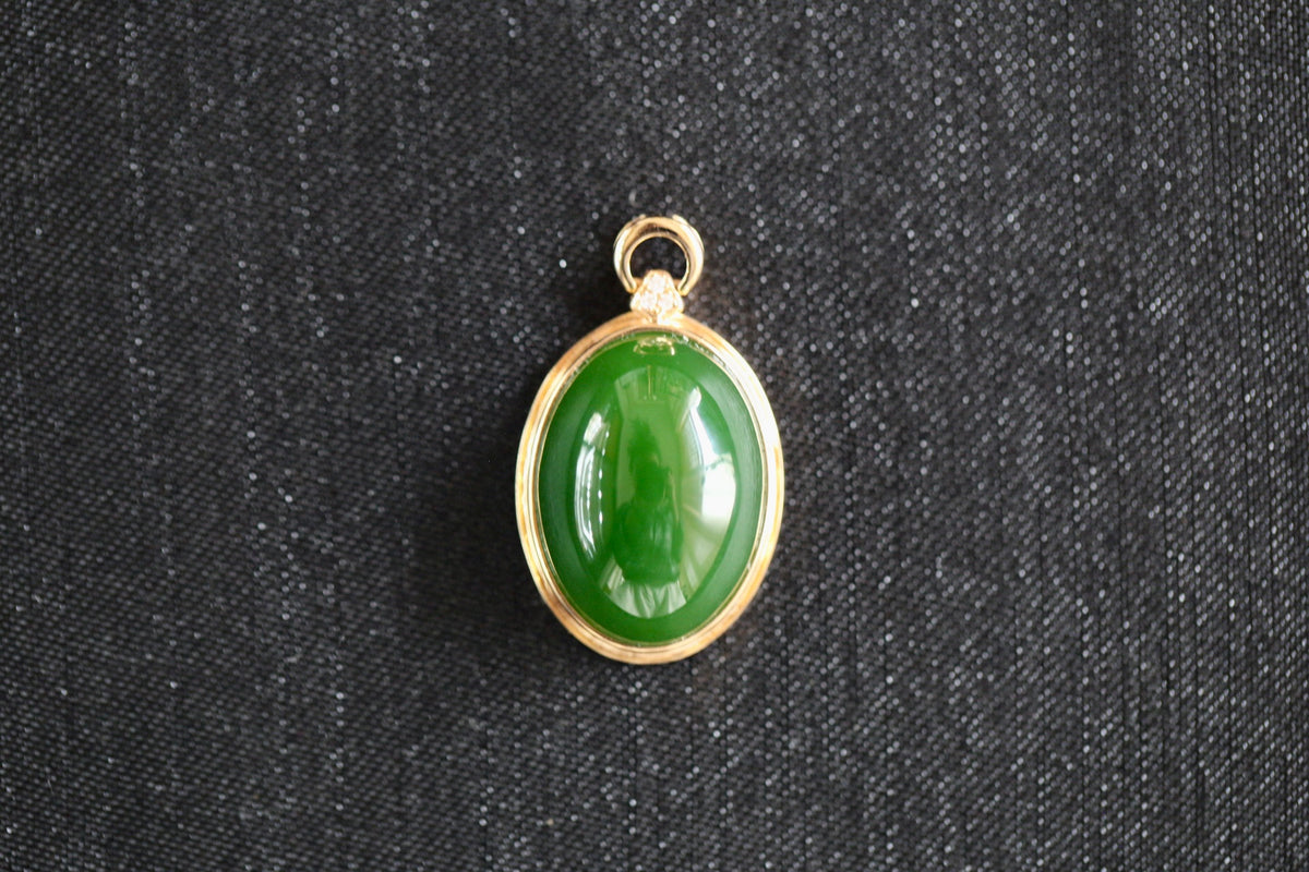 GALET 010 · Spinach Green — nephrite jade pendant, front
