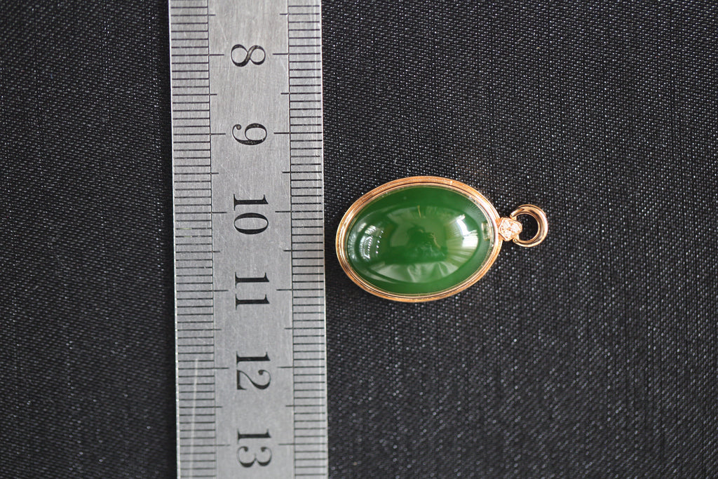 GALET 010 · Spinach Green — nephrite jade pendant, detail