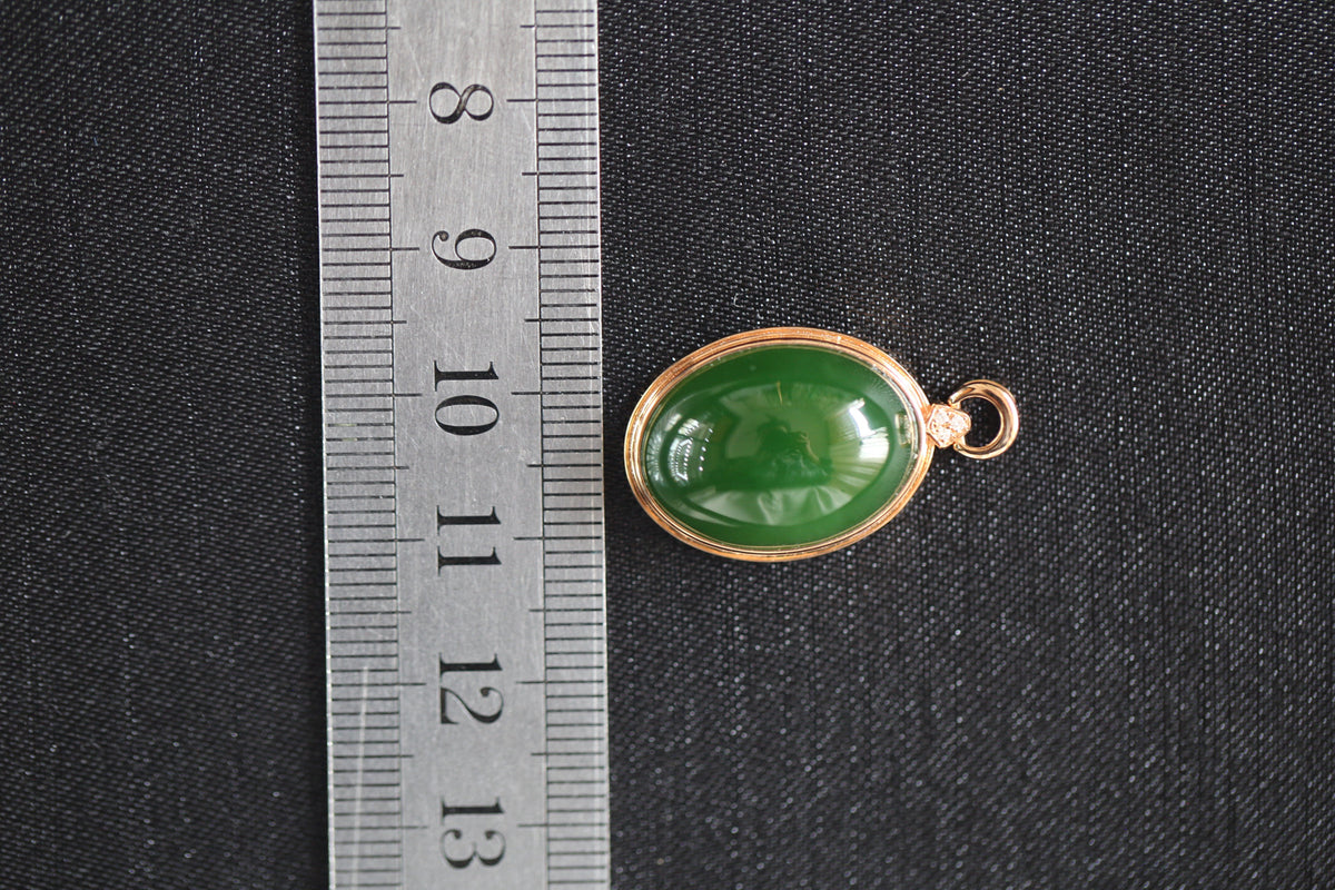 GALET 010 · Spinach Green — nephrite jade pendant, detail