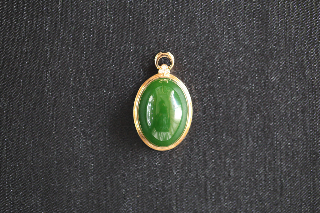 GALET 010 · Spinach Green — nephrite jade pendant, setting detail